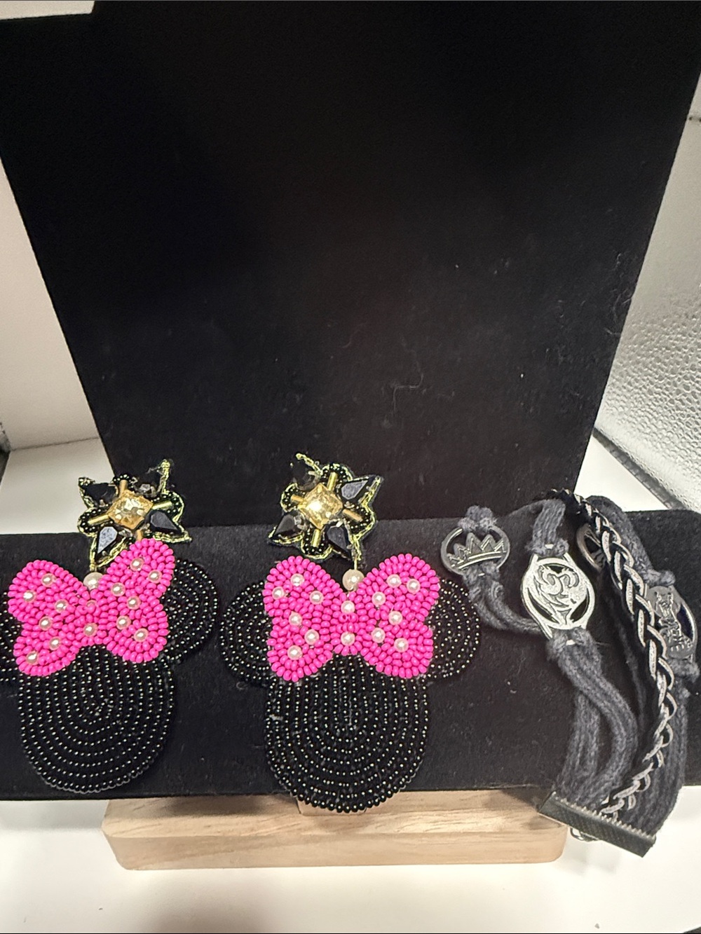 Minnie Mouse Pink & Black Beaded Bow Earrings Descendants Bracelet